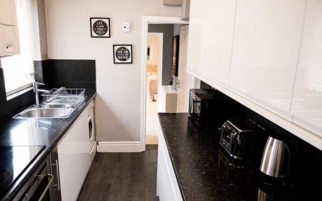 Stay Comfortable-close to City Centre-4 Bed House!
