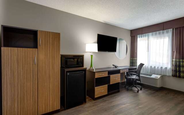 Отель Super 8 by Wyndham South Holland