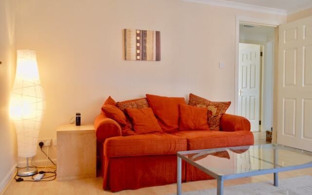 Modern Two Bedroom Flat in Leith