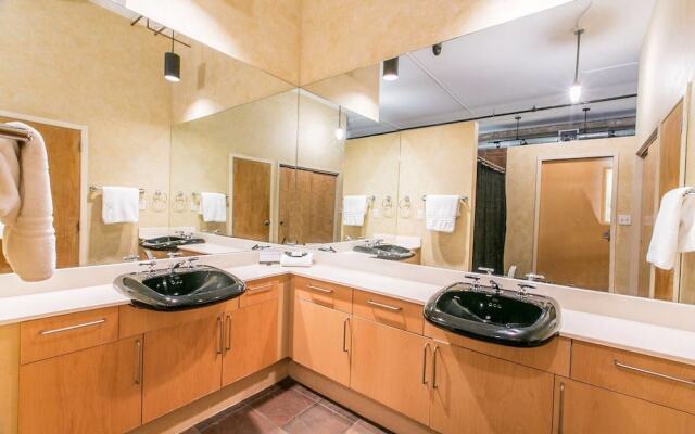 Downtown Loft by 6th St. Prime Sxsw!
