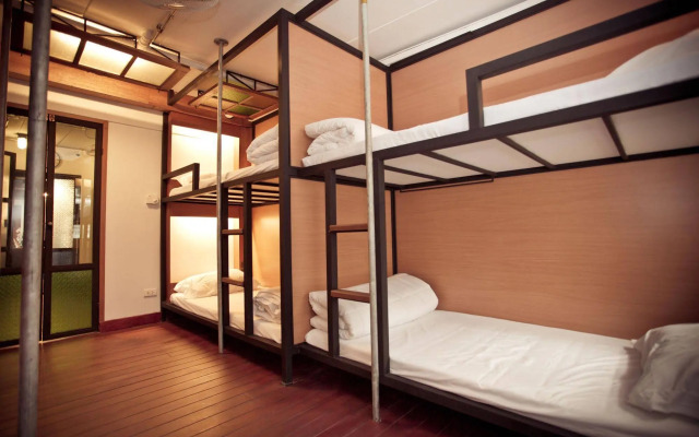The Arak Bed Bar and Hostel