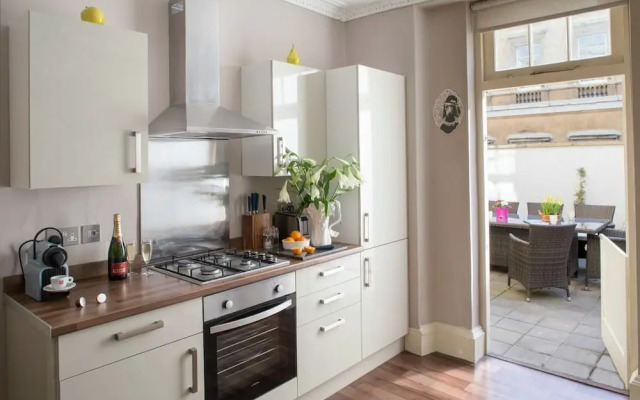 Dream Stays Bath - Trim Street Townhouse with Hot tub