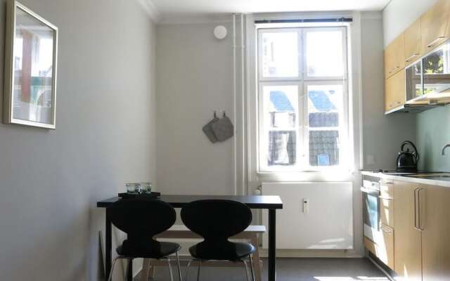 Studio near Queen 1143 - 1