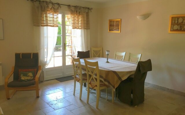 Quaint Holiday Home with Private Pool in Lorgues France