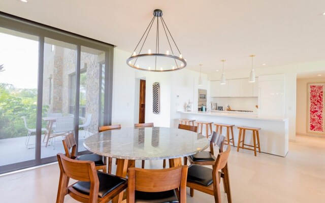 Sunny Vacation Condo 3