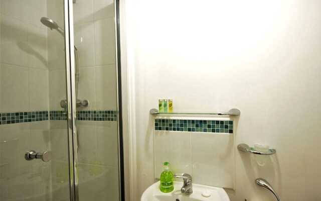 Kings Court Apartment