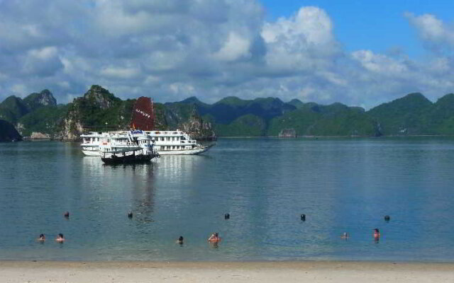 Heritage Line Violet Cruise-Ha Long Bay and Lan Ha