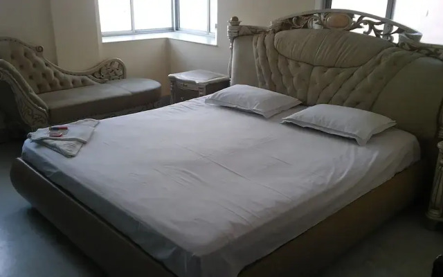 Royal Guest House & Service Apartment
