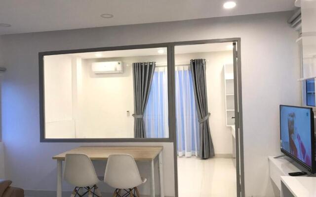Smiley Apartment 8