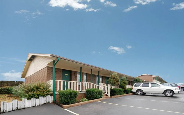 Oak Hill Inn & Suites