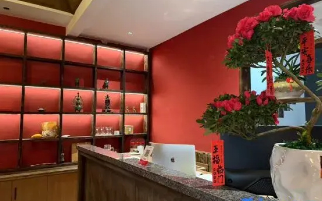Half Moon Lake Guesthouse