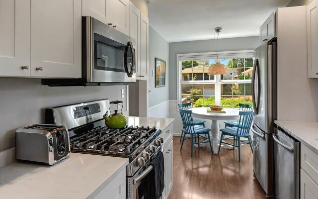 Alki Beach House - Three Bedroom Home with Fireplace