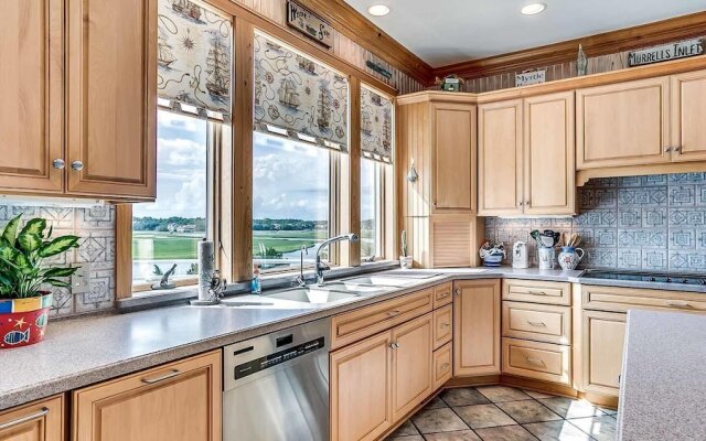 The Boat - 8 Br Home
