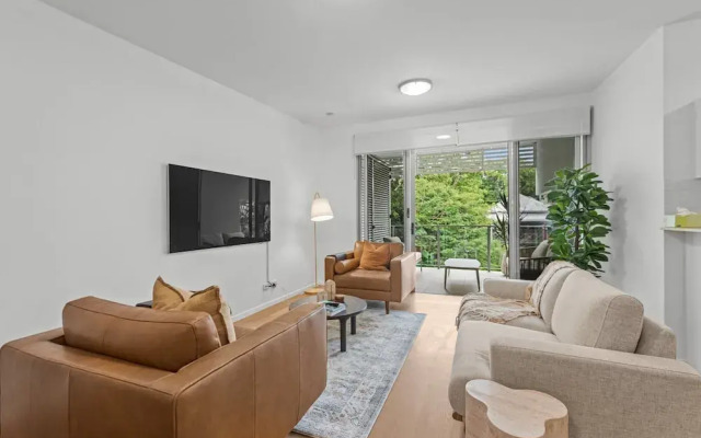 2-bed Getaway With Shared Pool & BBQ Access