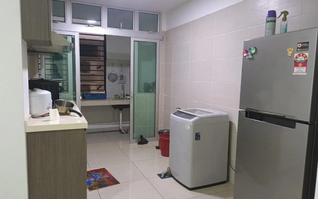 8pax Mount austin Midori Green homestay