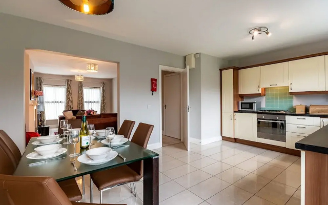 3 Bedroom pet Friendly Home With Access to Pool