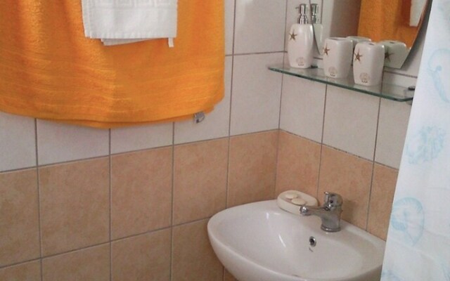 Room in Studio - Rock Garden Apartments - 2 Steps From the Beach