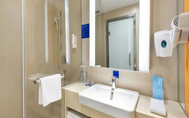 Holiday Inn Express Wuhan Optical Valley by IHG