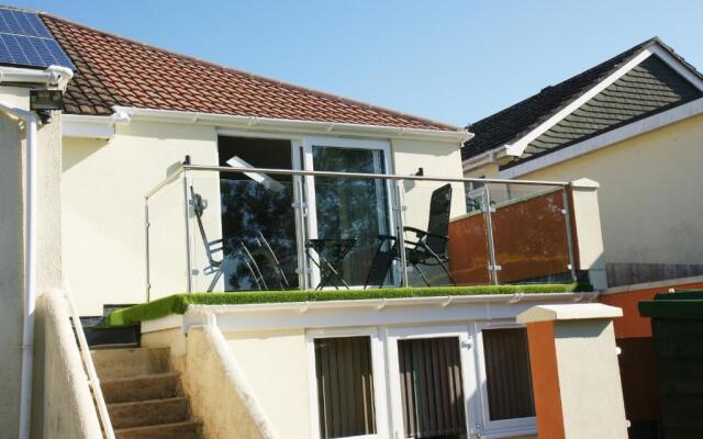 Modern Self-Contained Annex 10 min walk to beach