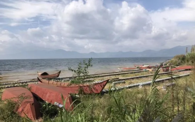 Fuxian Lake RuojianJijian House