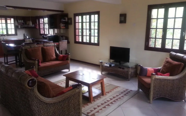 Beautiful 4-bed Villa Pool & Maid in La Preneuse