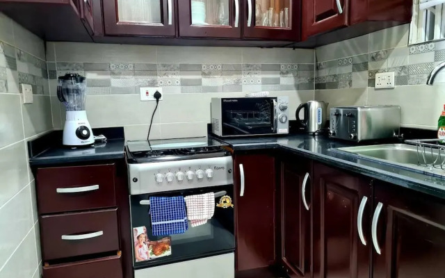 Charming, Quiet & Cozy - Close to Highway,parking