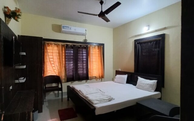 Goroomgo Moon CT Road Puri
