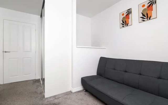 3 Bedroom House-private Parking