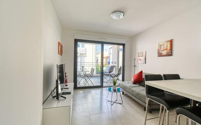 Modern Apartment With Private Balcony, Near Palais