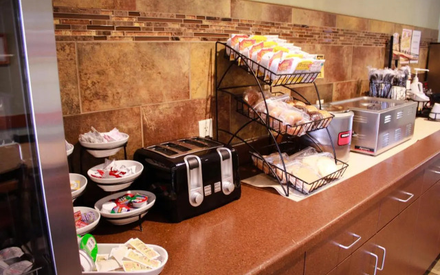 Canby Inn and Suites