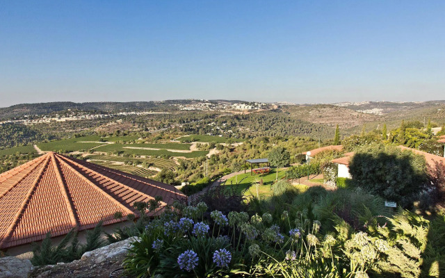 Shoresh Green Hills Family Suites Hotel