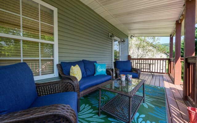 Bradley Bungalow Sleeps 11 Sevierville