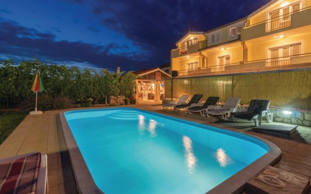 Beautiful Home in Banj With Wifi and 5 Bedrooms