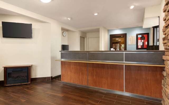 Super 8 by Wyndham Findlay