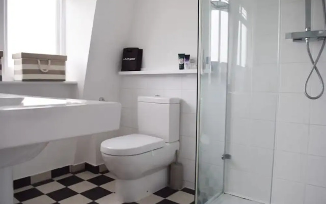 Large 3 Bedroom Family Home in Tooting