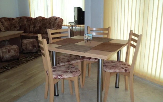 Meni Apartments and Guest Rooms