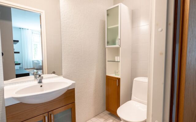2ndhomes Deluxe 2BR Apt w Sauna&Balcony