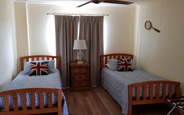The Wattle Lodge – Guest Rooms – Glendon Brook