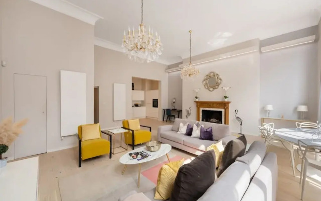 Presidential Residence 14ft High Ceilings