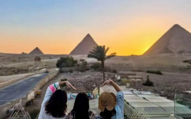 Seven Pyramids Inn