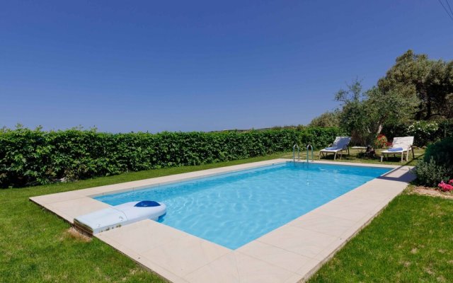 Lily's cottage, secluded, sea view villa with private pool and gardens. 1062101