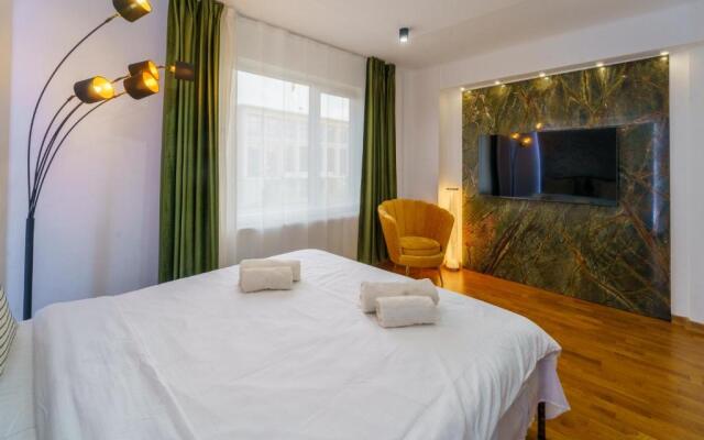 Main square 5 star luxury apartment with view