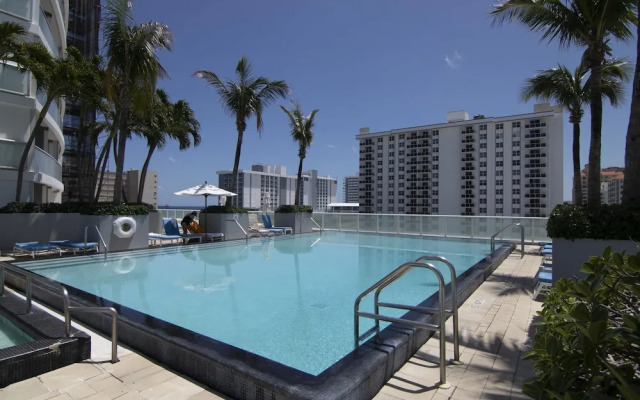 Sapphire Suite Beachfront, Gym + Pool!