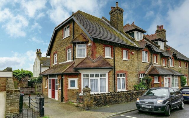 Calm Holiday Home in Broadstairs Kent with BBQ