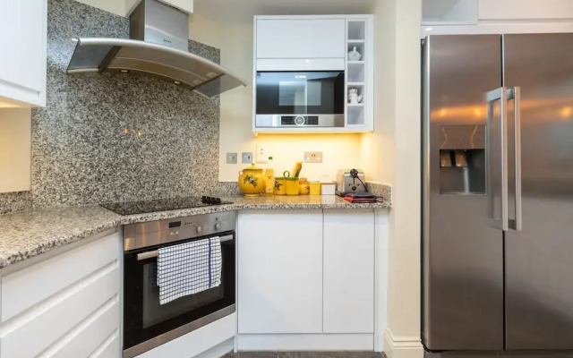 Modern and Bright 3 Bedroom House in Paddington