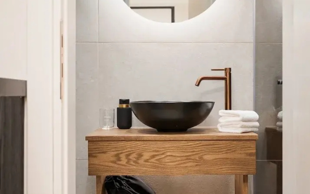 Voukourestiou Signature Suite