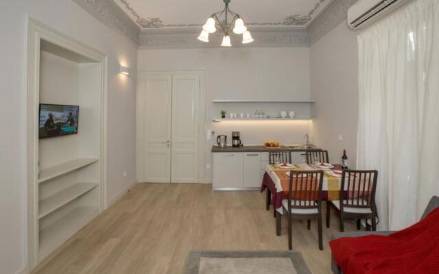 Magnificent neoclassical apt in Syntagma-Plaka by GHH