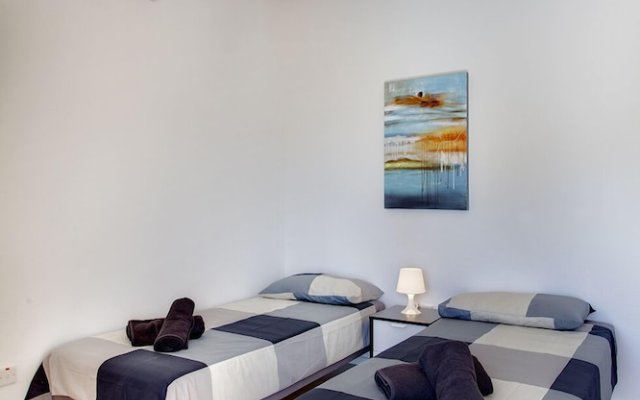 Modern 2 Bedroom Seaview Apartment