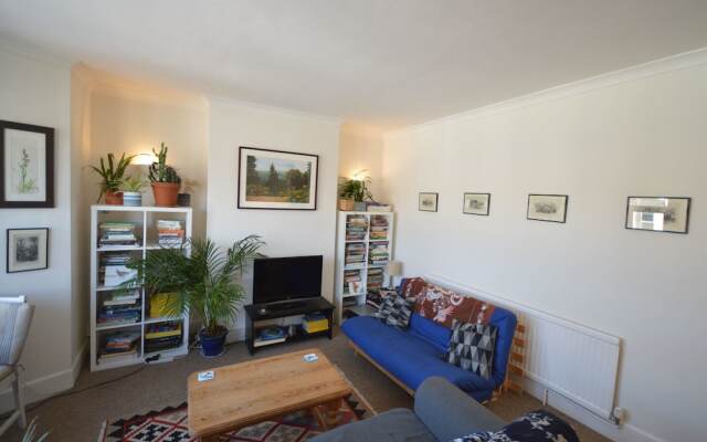 Charming 2 Bedroom Apartment Near Station