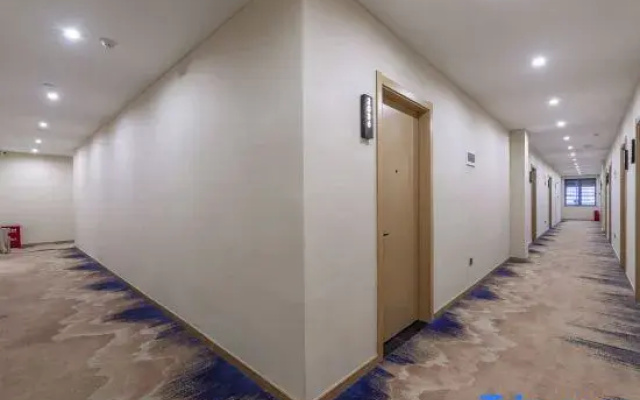 Yipple Hatt Hotel (Ningbo Luomeng Universal Park Yintai City Branch)